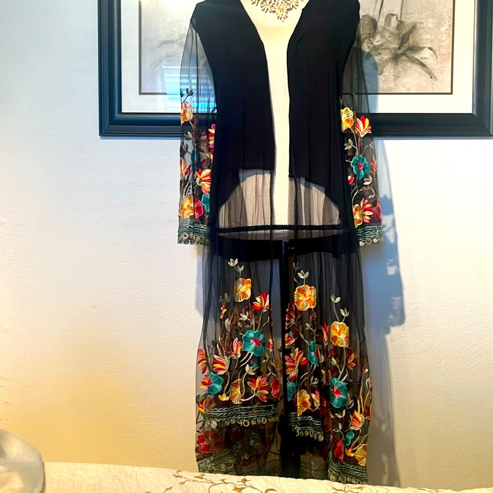Gorgeous embroidery cardigan in excellent condition size M